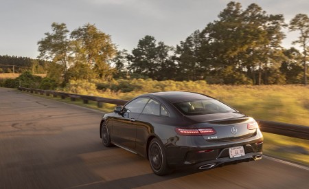 2021 Mercedes-Benz E 450 4MATIC Coupe (US-Spec) Rear Three-Quarter Wallpapers 450x275 (4)