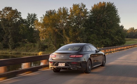 2021 Mercedes-Benz E 450 4MATIC Coupe (US-Spec) Rear Three-Quarter Wallpapers 450x275 (12)