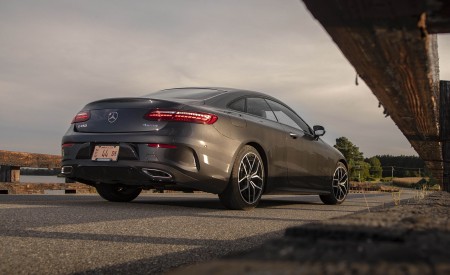 2021 Mercedes-Benz E 450 4MATIC Coupe (US-Spec) Rear Three-Quarter Wallpapers 450x275 (19)
