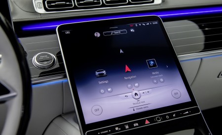 2021 Mercedes-Maybach S-Class (Color: Designo Crystal White / Silver Grey Pearl) Central Console Wallpapers 450x275 (100)