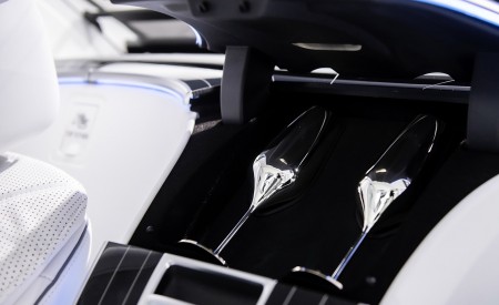 2021 Mercedes-Maybach S-Class (Color: Designo Crystal White / Silver Grey Pearl) Interior Detail Wallpapers 450x275 (111)