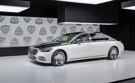 2021 Mercedes-Maybach S-Class (Color: Designo Diamond White Bright / Obsidian Black) Front Three-Quarter Wallpapers 450x275 (73)