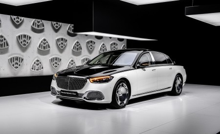 2021 Mercedes-Maybach S-Class (Color: Designo Diamond White Bright / Obsidian Black) Front Three-Quarter Wallpapers 450x275 (75)