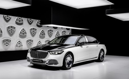 2021 Mercedes-Maybach S-Class (Color: Designo Diamond White Bright / Obsidian Black) Front Three-Quarter Wallpapers 450x275 (76)