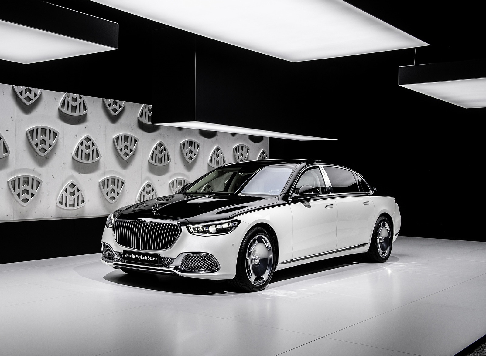 2021 Mercedes-Maybach S-Class (Color: Designo Diamond White Bright / Obsidian Black) Front Three-Quarter Wallpapers #76 of 149