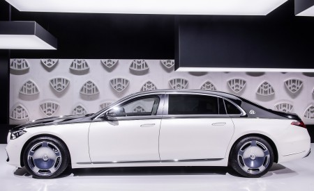 2021 Mercedes-Maybach S-Class (Color: Designo Diamond White Bright / Obsidian Black) Side Wallpapers 450x275 (79)