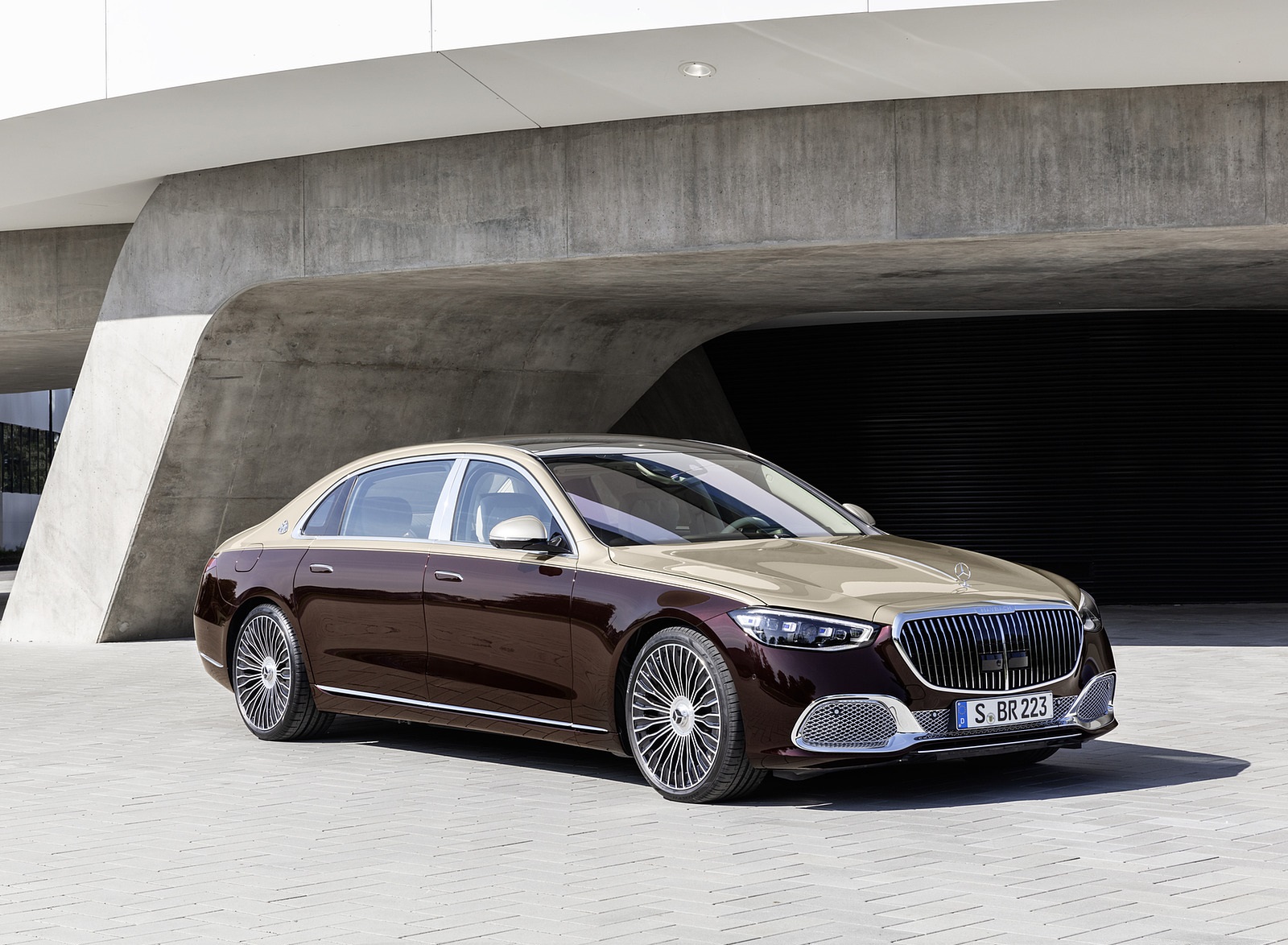 2021 Mercedes-Maybach S-Class (Color: Designo Rubellite Red Kalahari Gold) Front Three-Quarter Wallpapers (15)