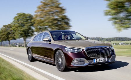 2021 Mercedes-Maybach S-Class (Color: Designo Rubellite Red / Kalahari Gold) Front Three-Quarter Wallpapers 450x275 (1)