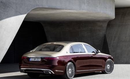2021 Mercedes-Maybach S-Class (Color: Designo Rubellite Red / Kalahari Gold) Rear Three-Quarter Wallpapers 450x275 (17)