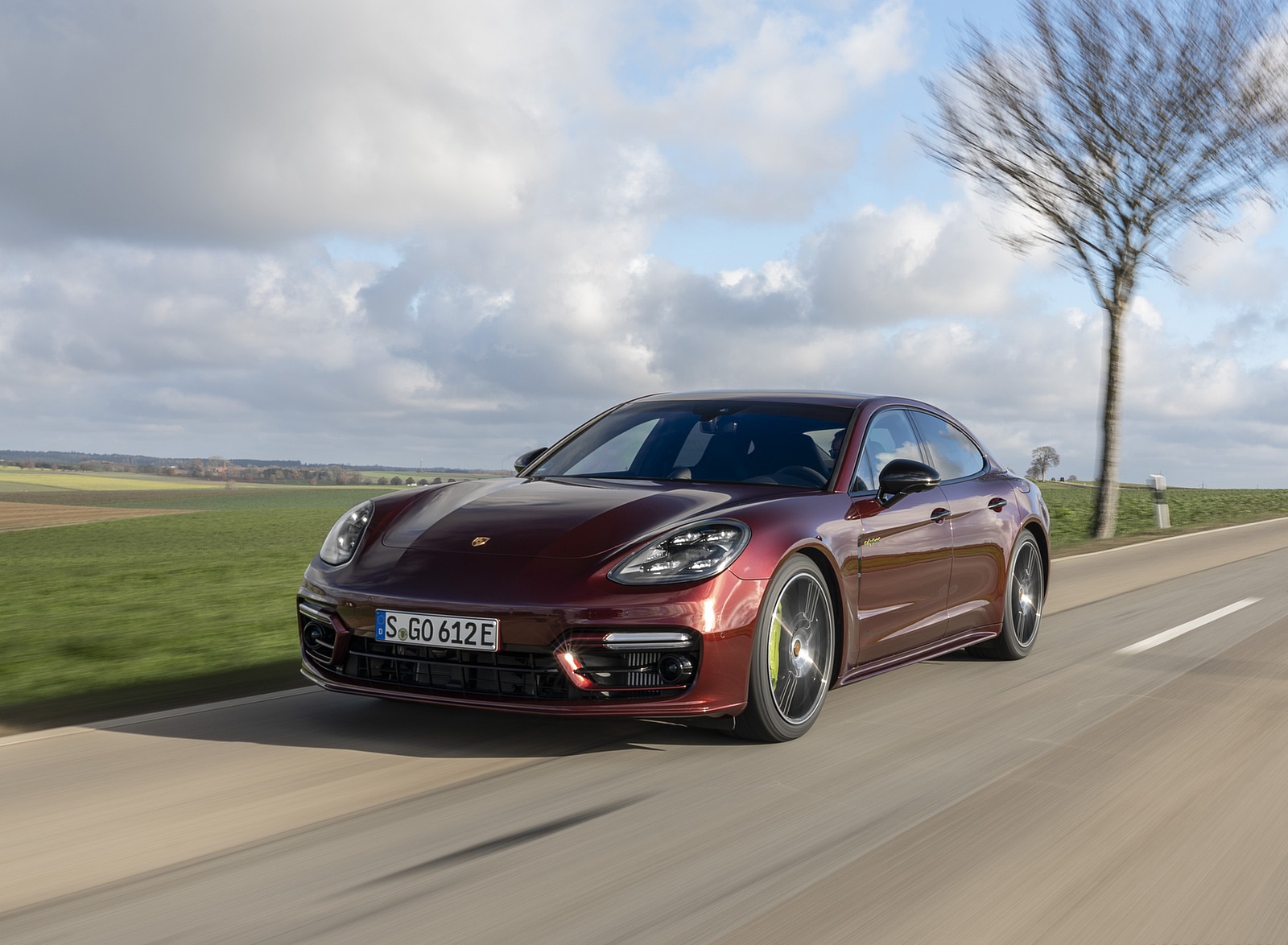 2021 Porsche Panamera 4 E-Hybrid (Color: Cherry Metallic) Front Three-Quarter Wallpapers (1)