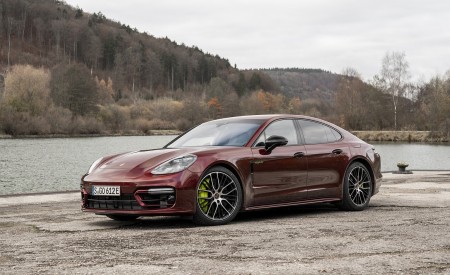2021 Porsche Panamera 4 E-Hybrid (Color: Cherry Metallic) Front Three-Quarter Wallpapers 450x275 (25)