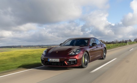 2021 Porsche Panamera 4 E-Hybrid (Color: Cherry Metallic) Front Three-Quarter Wallpapers 450x275 (3)