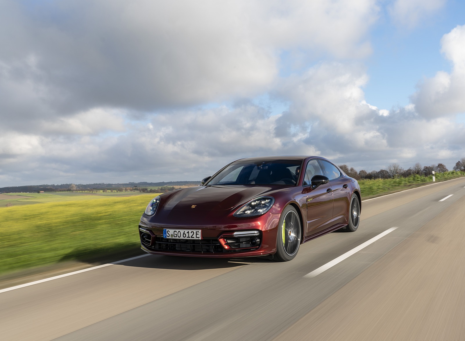 2021 Porsche Panamera 4 E-Hybrid (Color: Cherry Metallic) Front Three-Quarter Wallpapers (3)