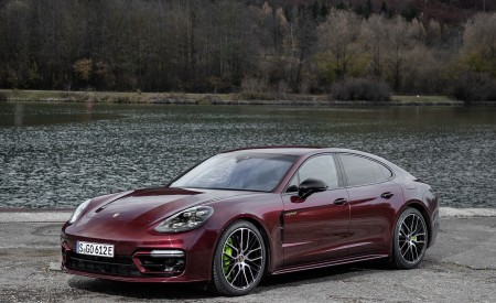 2021 Porsche Panamera 4 E-Hybrid (Color: Cherry Metallic) Front Three-Quarter Wallpapers 450x275 (26)
