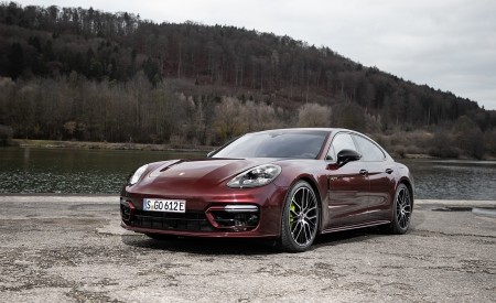 2021 Porsche Panamera 4 E-Hybrid (Color: Cherry Metallic) Front Three-Quarter Wallpapers 450x275 (27)