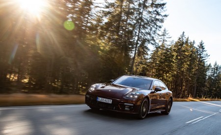 2021 Porsche Panamera 4 E-Hybrid (Color: Cherry Metallic) Front Three-Quarter Wallpapers 450x275 (19)