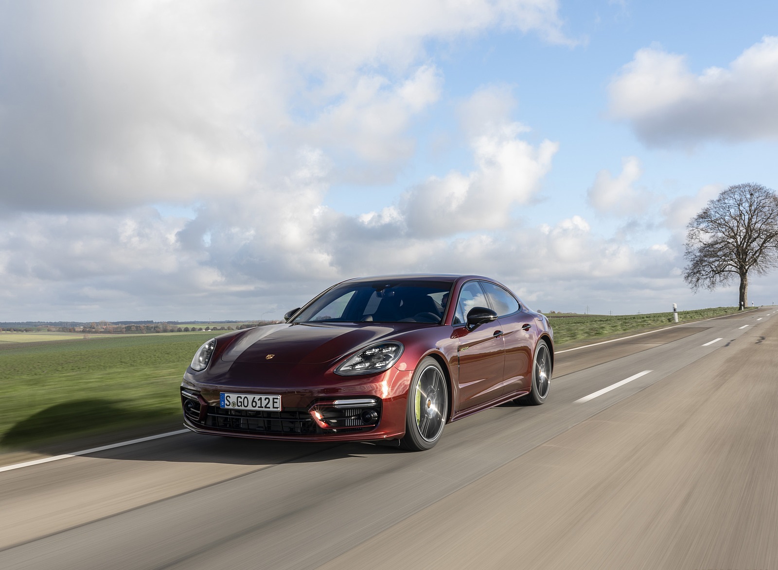 2021 Porsche Panamera 4 E-Hybrid (Color: Cherry Metallic) Front Three-Quarter Wallpapers (13)