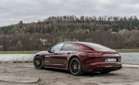 2021 Porsche Panamera 4 E-Hybrid (Color: Cherry Metallic) Rear Three-Quarter Wallpapers 450x275 (29)