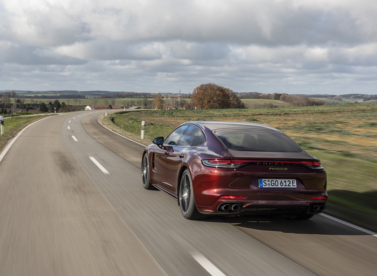 2021 Porsche Panamera 4 E-Hybrid (Color: Cherry Metallic) Rear Three-Quarter Wallpapers (6)
