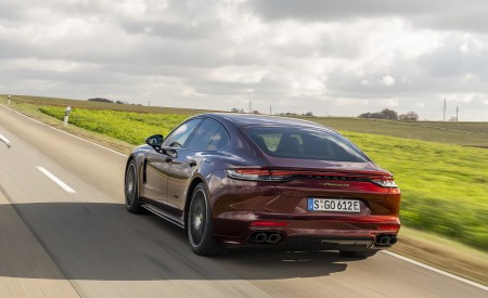 2021 Porsche Panamera 4 E-Hybrid (Color: Cherry Metallic) Rear Three-Quarter Wallpapers 450x275 (16)