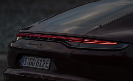 2021 Porsche Panamera 4 E-Hybrid (Color: Cherry Metallic) Tail Light Wallpapers 450x275 (34)