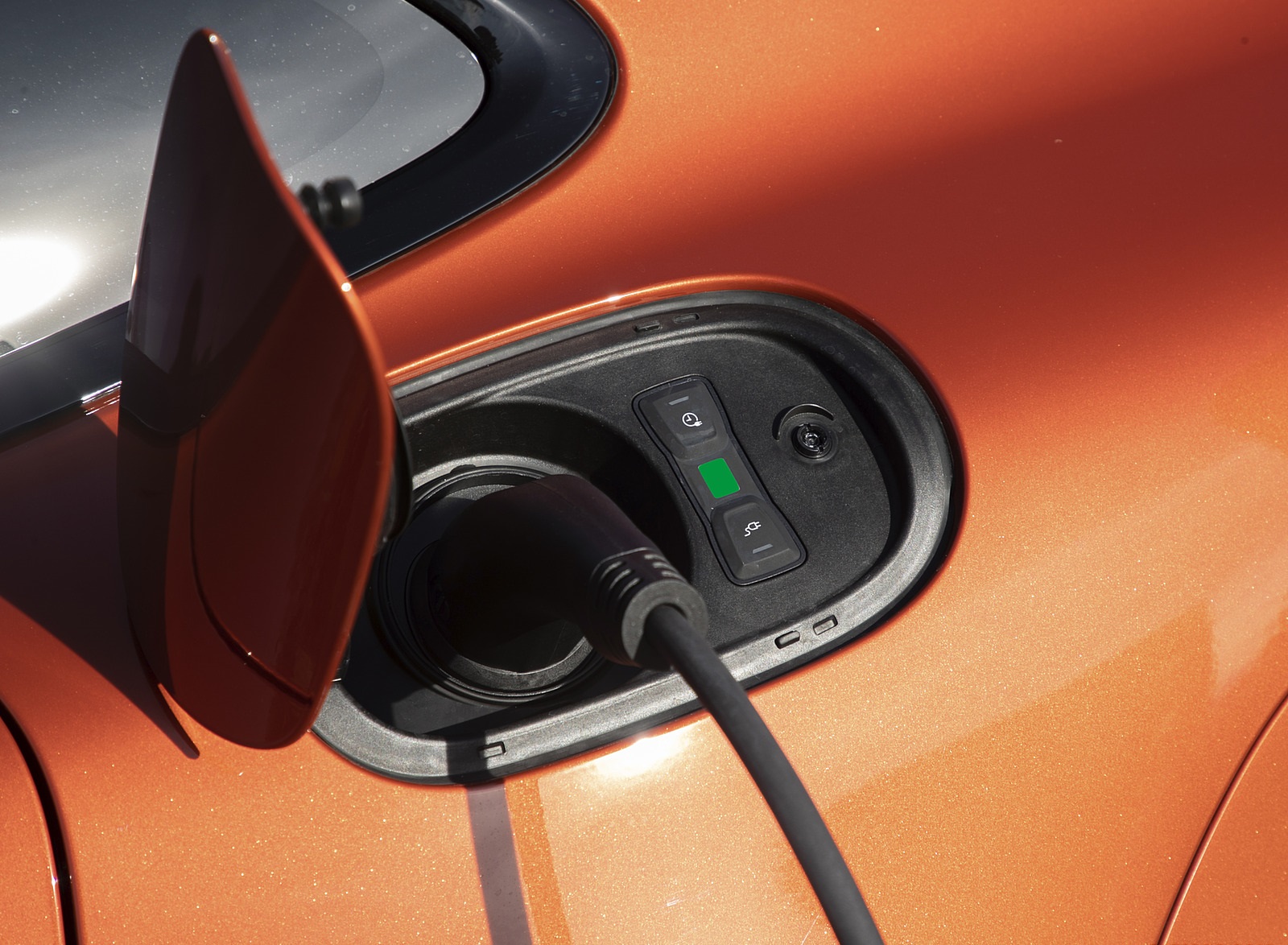 2021 Porsche Panamera 4 E-Hybrid Sport Turismo (Color: Papaya Metallic) Charging Wallpapers #36 of 49