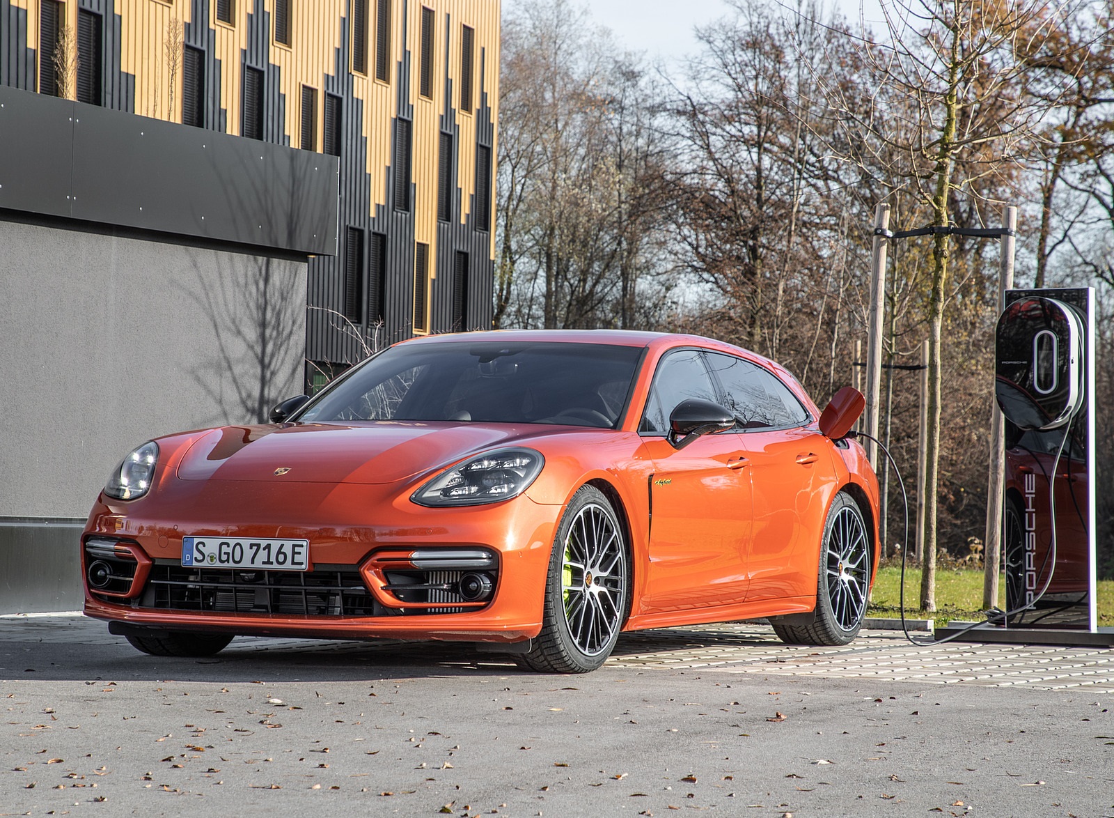 2021 Porsche Panamera 4 E-Hybrid Sport Turismo (Color: Papaya Metallic) Charging Wallpapers #28 of 49