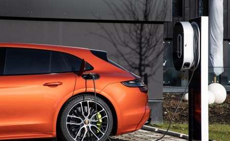 2021 Porsche Panamera 4 E-Hybrid Sport Turismo (Color: Papaya Metallic) Charging Wallpapers 450x275 (35)