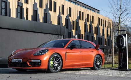 2021 Porsche Panamera 4 E-Hybrid Sport Turismo (Color: Papaya Metallic) Charging Wallpapers 450x275 (27)