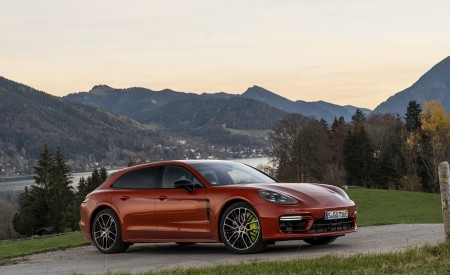 2021 Porsche Panamera 4 E-Hybrid Sport Turismo (Color: Papaya Metallic) Front Three-Quarter Wallpapers 450x275 (19)