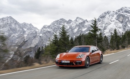 2021 Porsche Panamera 4 E-Hybrid Sport Turismo (Color: Papaya Metallic) Front Three-Quarter Wallpapers 450x275 (3)