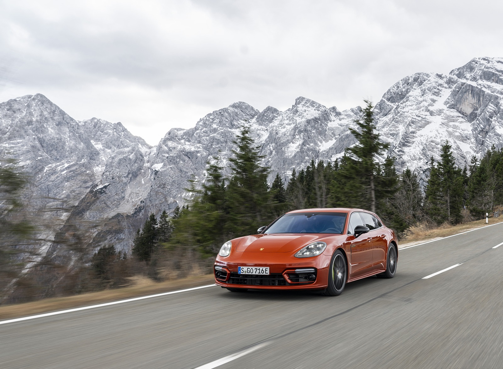 2021 Porsche Panamera 4 E-Hybrid Sport Turismo (Color: Papaya Metallic) Front Three-Quarter Wallpapers (3)