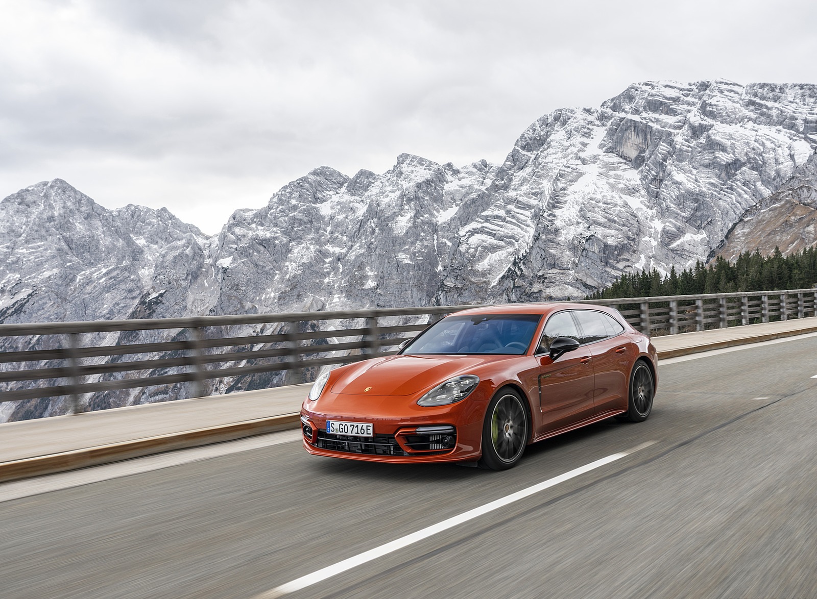 2021 Porsche Panamera 4 E-Hybrid Sport Turismo (Color: Papaya Metallic) Front Three-Quarter Wallpapers (9)