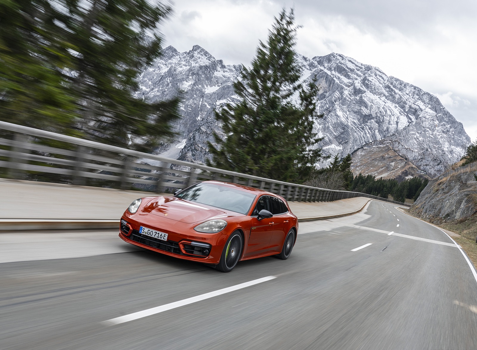 2021 Porsche Panamera 4 E-Hybrid Sport Turismo (Color: Papaya Metallic) Front Three-Quarter Wallpapers (10)