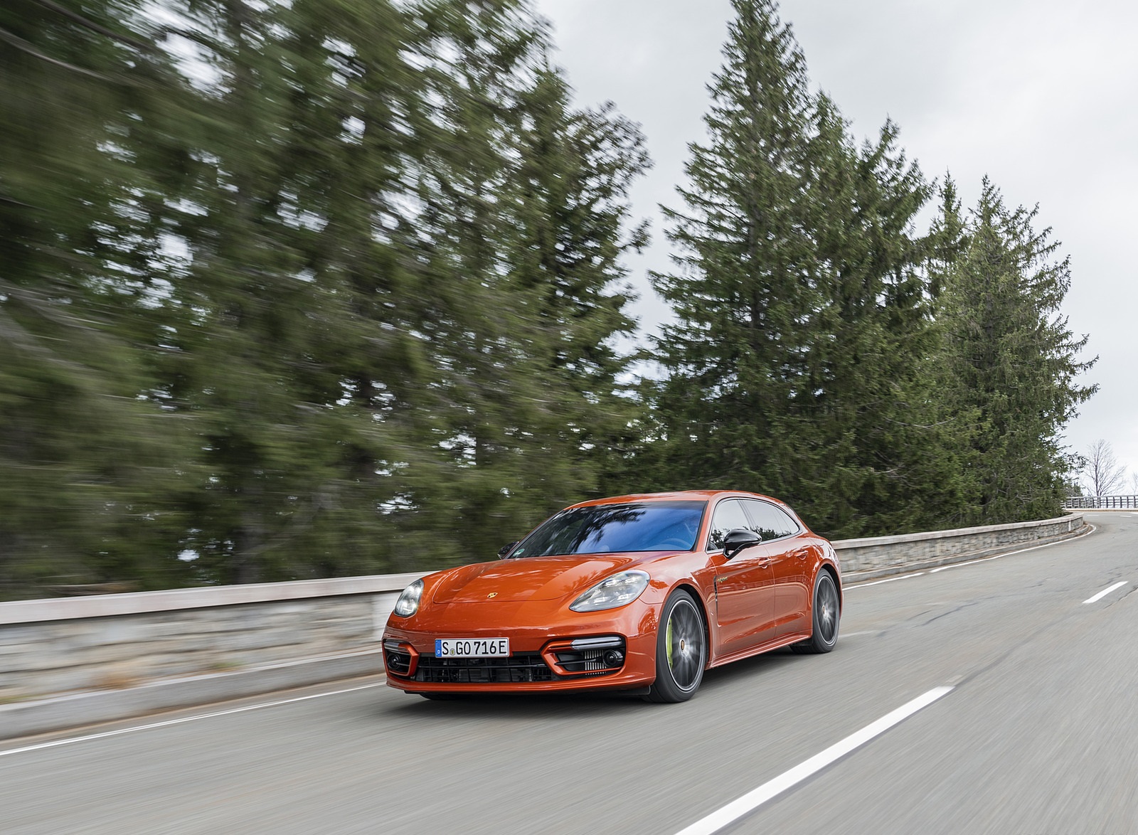 2021 Porsche Panamera 4 E-Hybrid Sport Turismo (Color: Papaya Metallic) Front Three-Quarter Wallpapers (6)