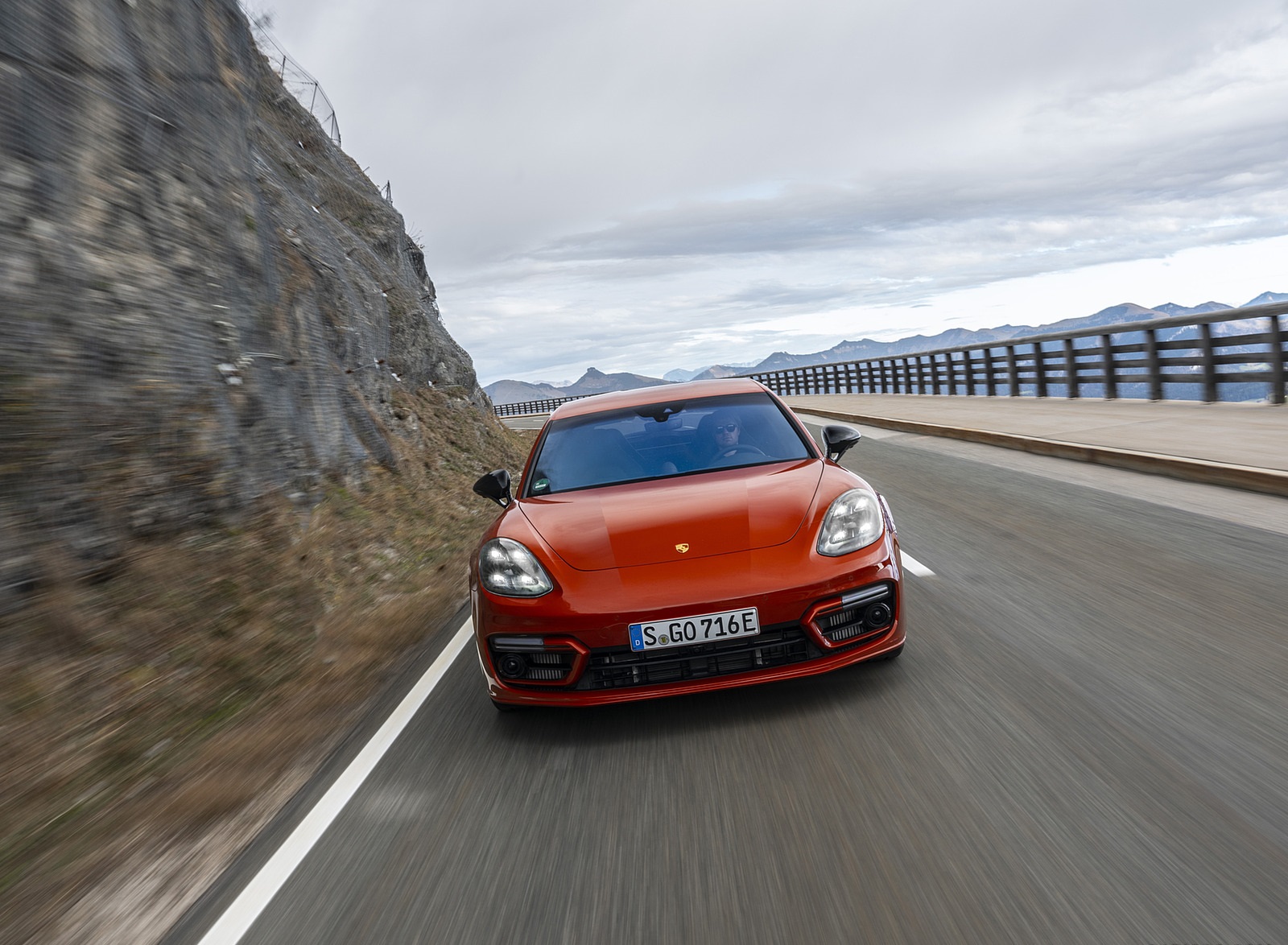 2021 Porsche Panamera 4 E-Hybrid Sport Turismo (Color: Papaya Metallic) Front Wallpapers (2)