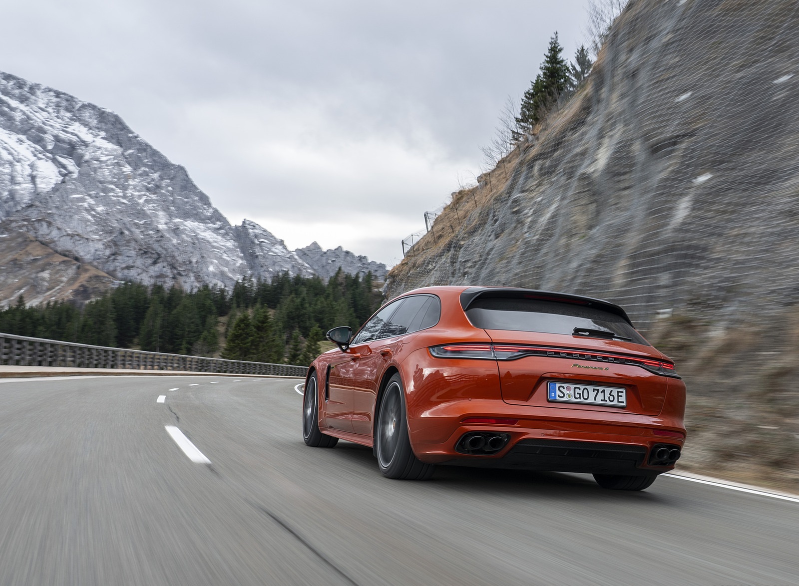 2021 Porsche Panamera 4 E-Hybrid Sport Turismo (Color: Papaya Metallic) Rear Wallpapers #15 of 49