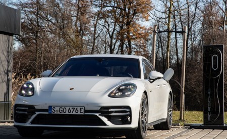 2021 Porsche Panamera Turbo S E-Hybrid (Color: Carrara White Metallic) Charging Wallpapers 450x275 (40)