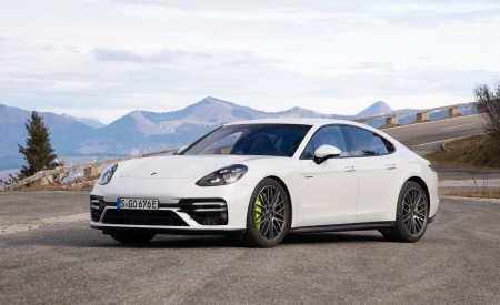 2021 Porsche Panamera Turbo S E-Hybrid (Color: Carrara White Metallic) Front Three-Quarter Wallpapers 450x275 (26)