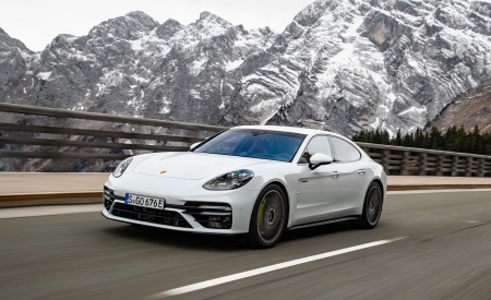 2021 Porsche Panamera Turbo S E-Hybrid (Color: Carrara White Metallic) Front Three-Quarter Wallpapers 450x275 (14)