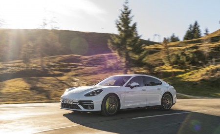 2021 Porsche Panamera Turbo S E-Hybrid (Color: Carrara White Metallic) Front Three-Quarter Wallpapers  450x275 (17)