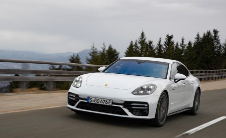 2021 Porsche Panamera Turbo S E-Hybrid (Color: Carrara White Metallic) Front Three-Quarter Wallpapers 450x275 (13)