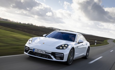 2021 Porsche Panamera Turbo S E-Hybrid (Color: Carrara White Metallic) Front Three-Quarter Wallpapers  450x275 (4)