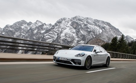 2021 Porsche Panamera Turbo S E-Hybrid (Color: Carrara White Metallic) Front Three-Quarter Wallpapers  450x275 (19)