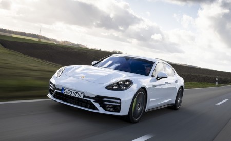 2021 Porsche Panamera Turbo S E-Hybrid (Color: Carrara White Metallic) Front Three-Quarter Wallpapers  450x275 (2)