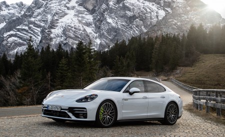 2021 Porsche Panamera Turbo S E-Hybrid (Color: Carrara White Metallic) Front Three-Quarter Wallpapers 450x275 (35)