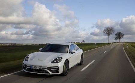 2021 Porsche Panamera Turbo S E-Hybrid (Color: Carrara White Metallic) Front Three-Quarter Wallpapers  450x275 (5)