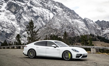 2021 Porsche Panamera Turbo S E-Hybrid (Color: Carrara White Metallic) Front Three-Quarter Wallpapers 450x275 (32)