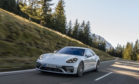 2021 Porsche Panamera Turbo S E-Hybrid (Color: Carrara White Metallic) Front Wallpapers 450x275 (20)