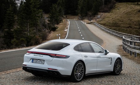 2021 Porsche Panamera Turbo S E-Hybrid (Color: Carrara White Metallic) Rear Three-Quarter Wallpapers 450x275 (37)